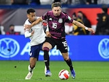 Héctor Herrera cubre el balón ante la marca de Tyler Adams en el duelo entre Estados Unidos y México en Cincinnati.