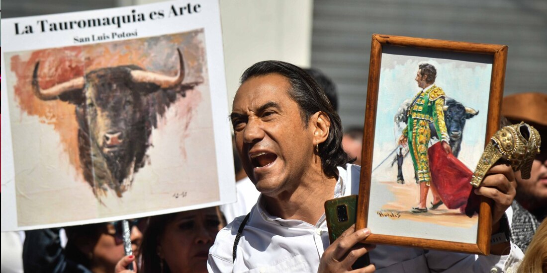 Taurinos protestan frente en el Congreso de la CDMX, el 18 de marzo.