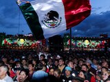 CIUDAD DE MÉXICO, 15SEPTIEMBRE2019.- Miles de personas se dieron cita en la plancha del Zócalo para observar el show cultura y concierto, con motivo del 209 aniversario del Inicio de la Independencia de México. En punto de las 12 hrs, Andrés Manuel López Obrador, presidente de México, realizará la primera representación de "el grito de independencia" de su administración.
FOTO: GALO CAÑAS /CUARTOSCURO.COM
