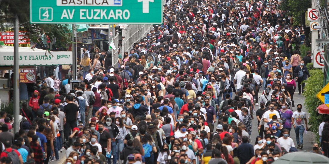 Inmensas filas de jóvenes de 18 a 29, ayer en la sede de vacunación de la Prepa 9.