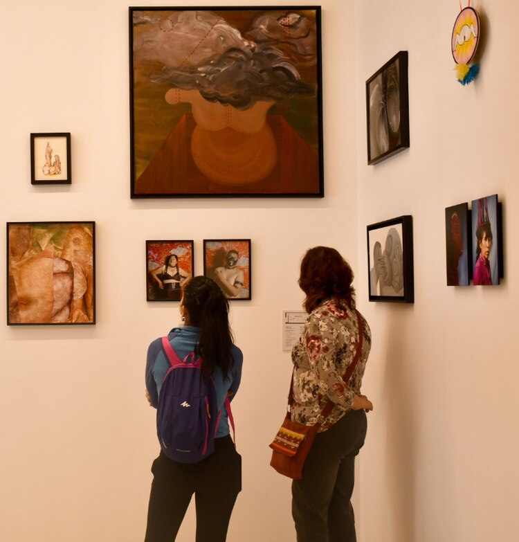Dos mujeres admiran algunas obras de la exposición Estatuas de Sal.
