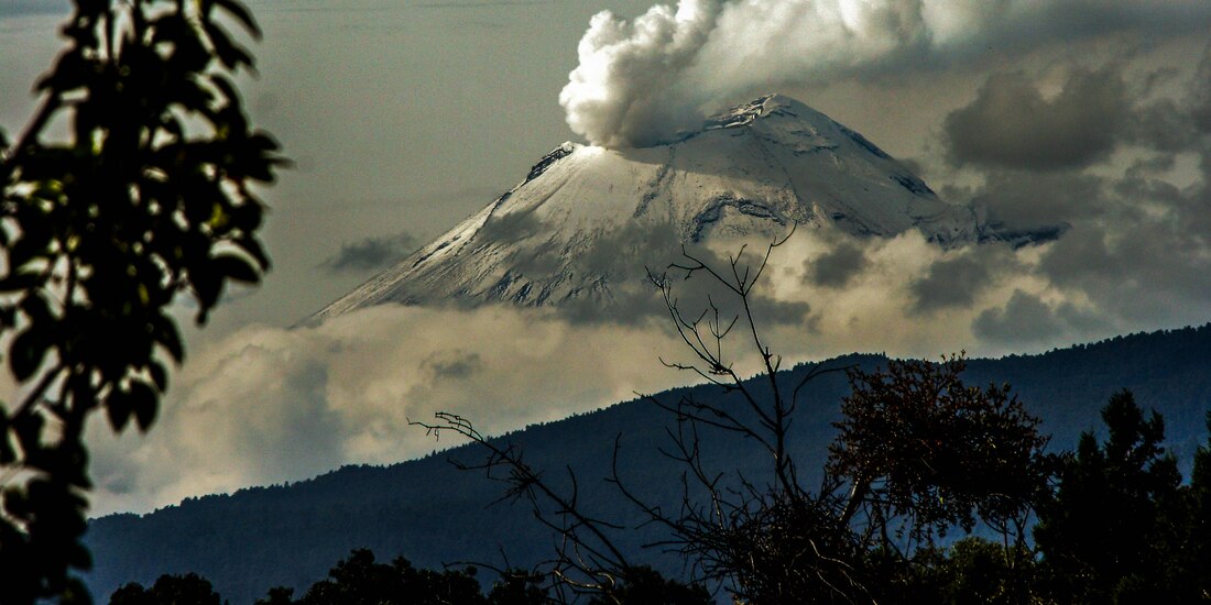 Las fumarolas del volcán Popocatépetl exhalan vapor de agua, gas y ceniza.