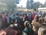 Personal de salud aguarda por la inmunización a las afueras del hospital de la Sedena, ubicado sobre Calzada Chivatito, ayer.