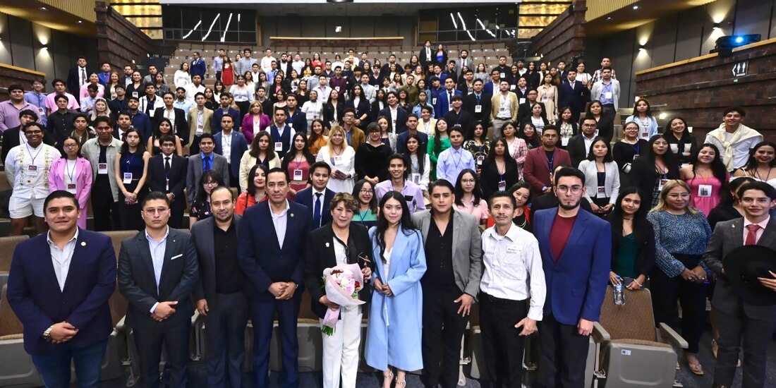 La gobernadora Delfina Gómez con decenas de jóvenes.