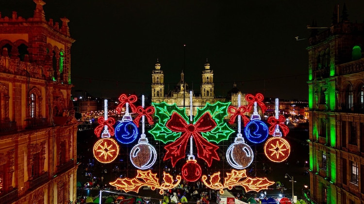 Zócalo de la CDMX con alumbrado navideño 2026