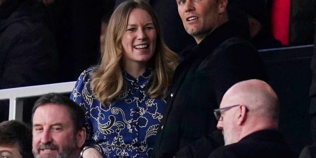 Tom Brady observa en las tribunas de Old Trafford el partido entre Manchester United y Tottenham.