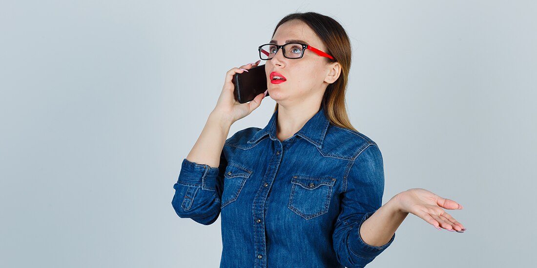 Al hacer llamadas, un indició de pérdida auditiva es escuchar con dificultad.