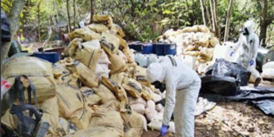 Elemento de la Secretaría de Marina en el decomiso.