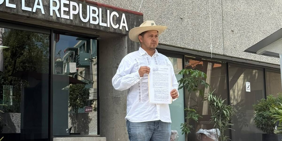 La denuncia contra el hermano de Carlos Manzo, Víctor Hugo de la Cruz, fue promovida por el regidor del Ayuntamiento de Uruapan, Víctor Hugo de la Cruz ante la FEMDO.