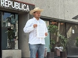 La denuncia contra el hermano de Carlos Manzo, Víctor Hugo de la Cruz, fue promovida por el regidor del Ayuntamiento de Uruapan, Víctor Hugo de la Cruz ante la FEMDO.