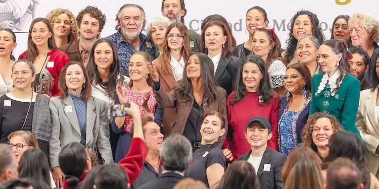 La mandataria federal (c.), ayer, con Salma Hayek, actores y productores de cine del país, en Palacio Nacional.