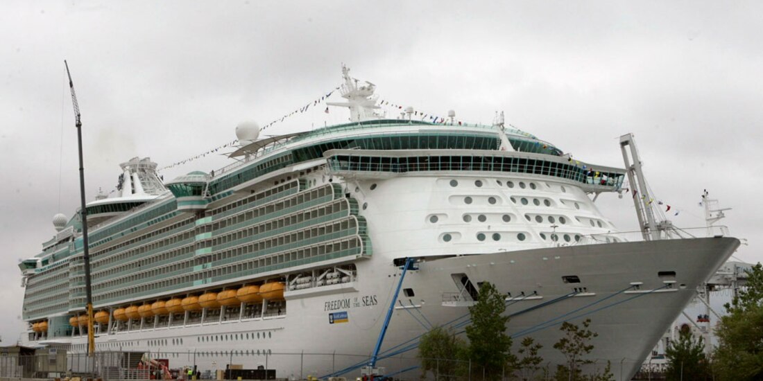 Una pasajera de un crucero turístico falleció una semana después de que se reportara un brote de COVID en la embarcación