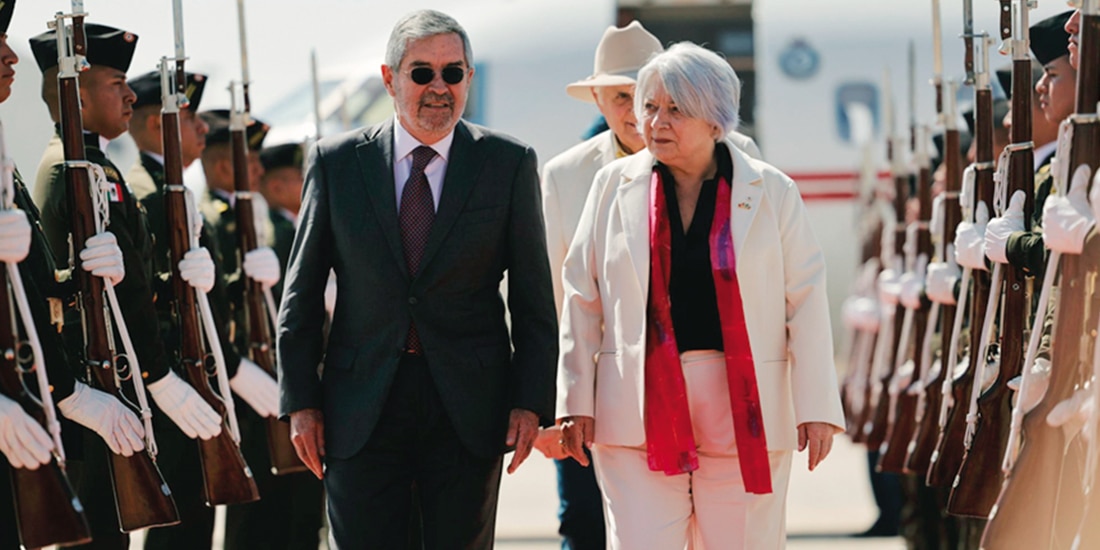 Mary Simon con Juan Ramón de la Fuente, ayer, a su llegada a México.