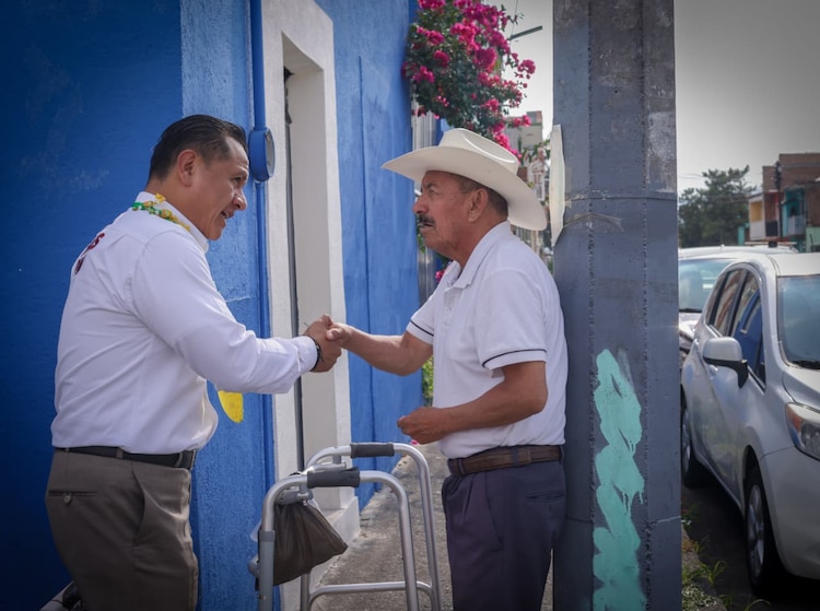 Carlos Torres con vecinos de Michoacán.