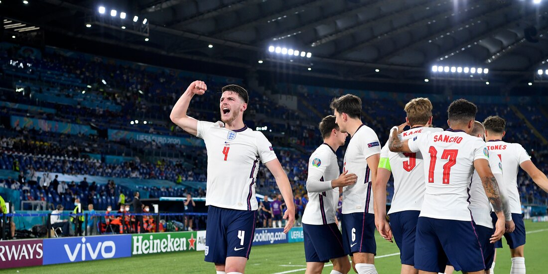 Jugadores de Inglaterra celebran un gol ante Ucrania en la Eurocopa 2021