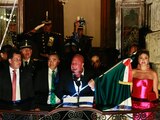 El gobernador Enrique Alfaro ondea la bandera durante su último Grito de Independencia en el Palacio de Gobierno de Jalisco.