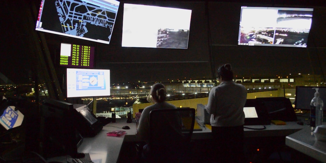 Personal especializado de SENEAM supervisa el espacio aéreo en las torres de control del país.