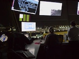 Personal especializado de SENEAM supervisa el espacio aéreo en las torres de control del país.