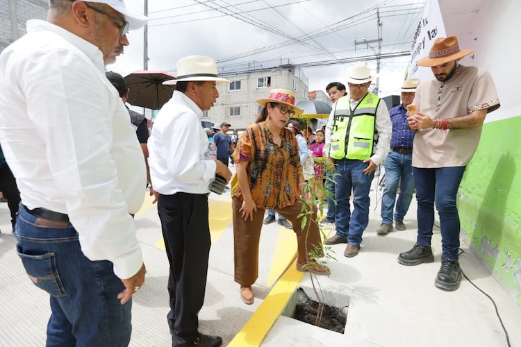 La presidenta municipal de Ecatepec supervisa los avances viales en la colonia Ejido de Santa María Tulpetlac.