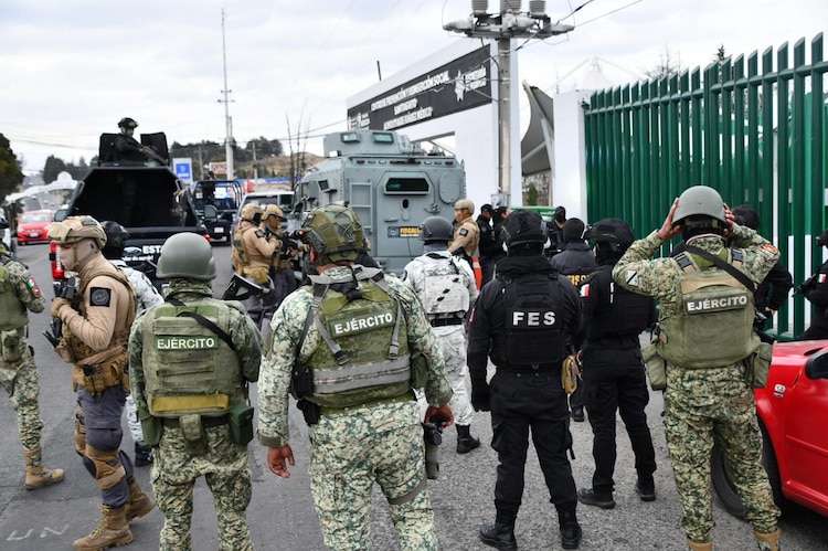 Autoridades de los tres niveles de gobierno coordinan operativos de la Operación Enjambre en el Estado de México.