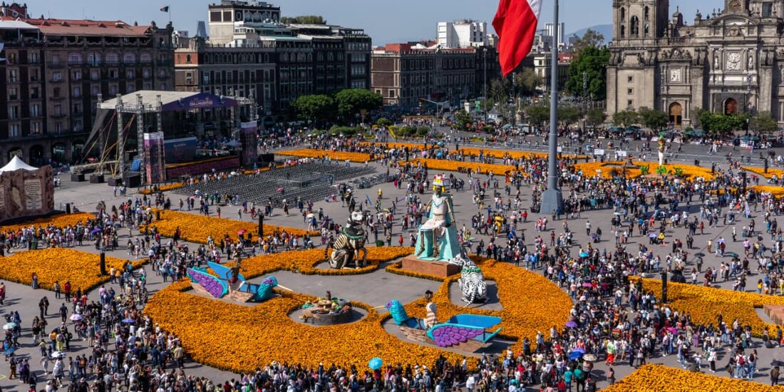 Ofrenda Monumental por el Día de Muertos en el Zócalo Ciudad de México.