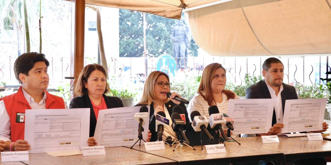 Lucía Meza (al micrófono), durante la conferencia de prensa realizada ayer.