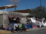 Migrantes acampan afuera del centro de detención en Ciudad Juárez donde se registró el incendio, ayer.