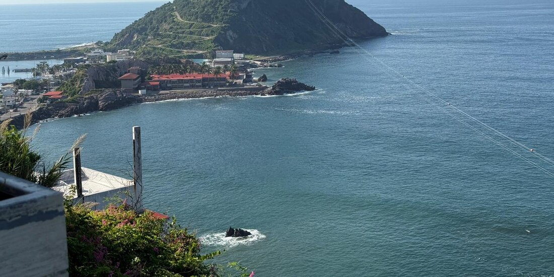 La tirolesa, uno de los grandes atractivos turísticos del puerto.