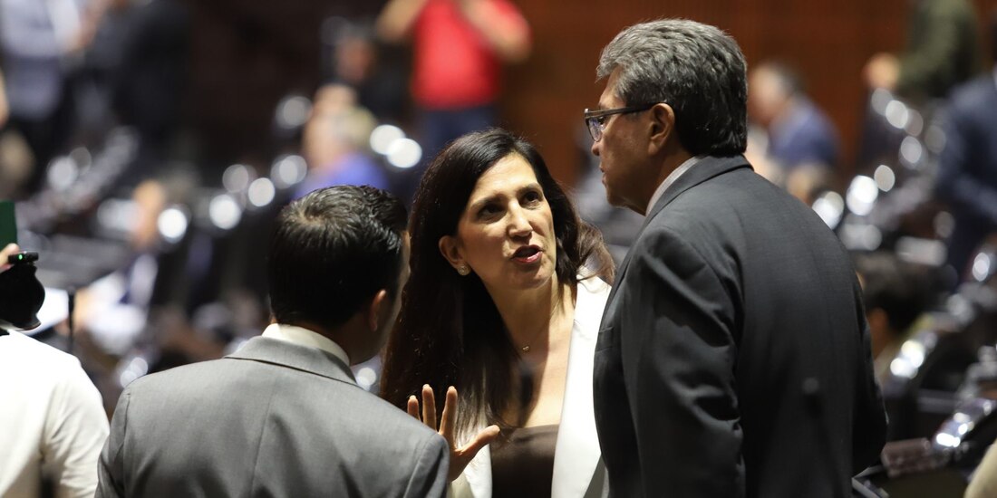 La presidenta de la Mesa Directiva de la Cámara de Diputados, Kenia López Rabadán, dialoga con los coordinadores de las bancadas del PAN y Morena, Elías Lixa y Ricardo Monreal, durante un sesión el 29 de octubre de 2025