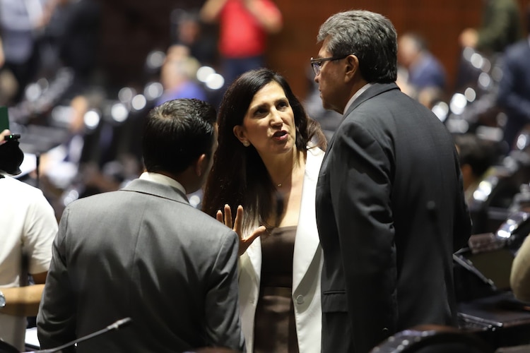 La presidenta de la Mesa Directiva de la Cámara de Diputados, Kenia López Rabadán, dialoga con los coordinadores de las bancadas del PAN y Morena, Elías Lixa y Ricardo Monreal, durante la sesión ordinaria del miércoles 29 de octubre de 2025