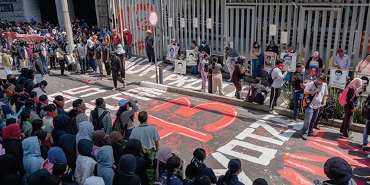 MANIFESTANTES realizan pintas en
memoria a los jóvenes desaparecidos