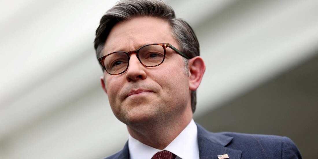 AMLO mima a grupos criminales, acusa líder republicano Mike Johnson.