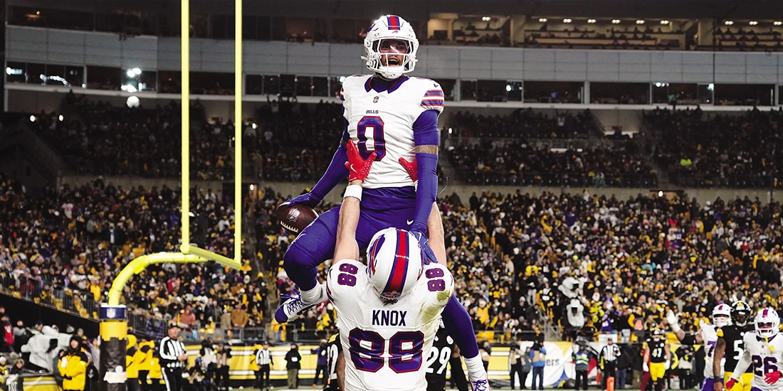 Keon Coleman y Dawson Knox celebran una de sus anotaciones, ayer.