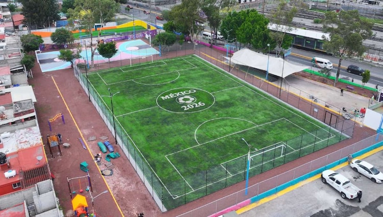La nueva cancha de futbol siete con pasto sintético sustituye a un antiguo terreno de tierra gracias a recursos provenientes de un programa federal.