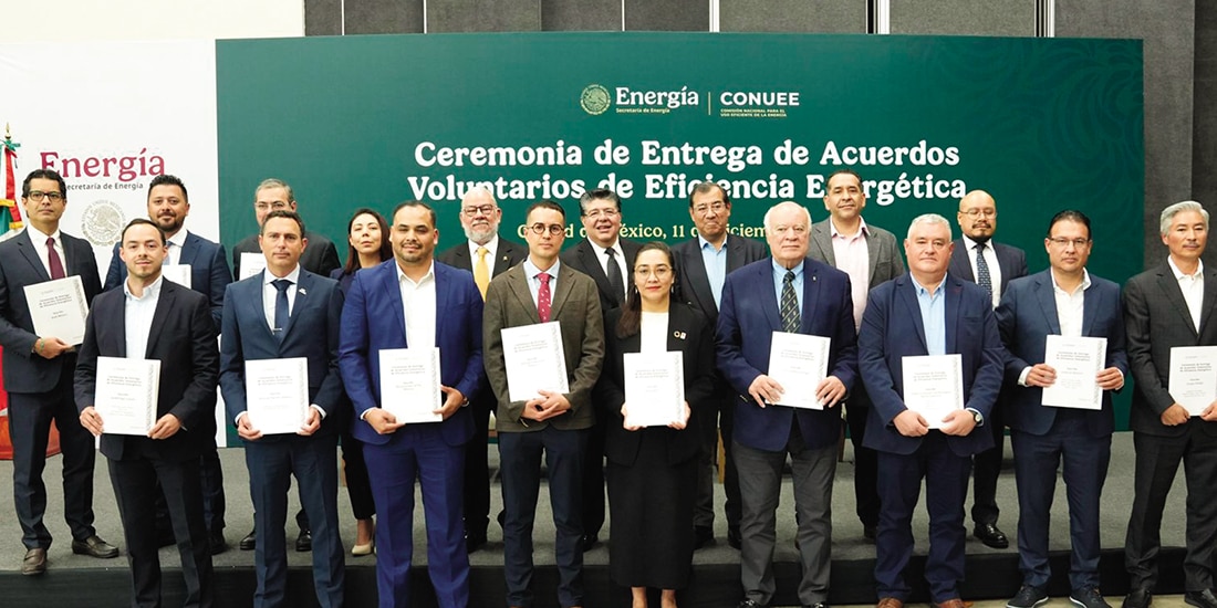 Autoridades y directivos de empresas, tras la firma del acuerdo, ayer.