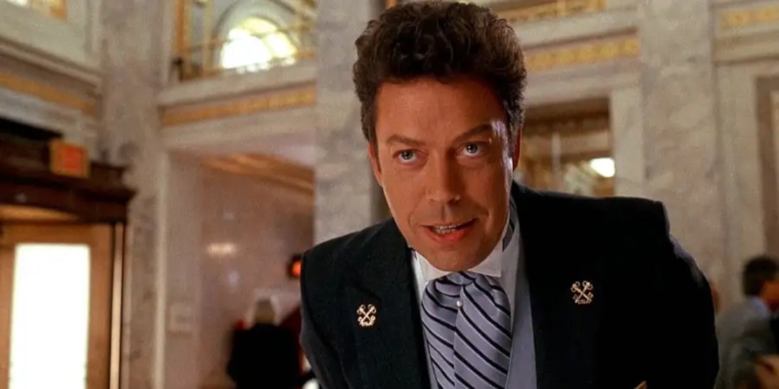 Tim Curry fue Héctor, el conserje de Mi pobre angelito 2