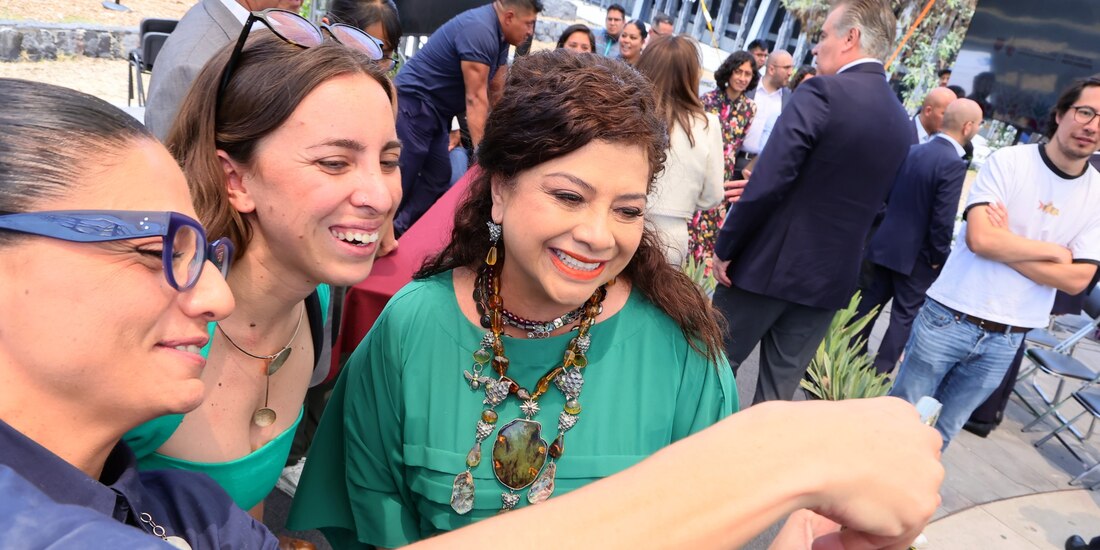 Clara Brugada convive con habitantes de la CDMX.