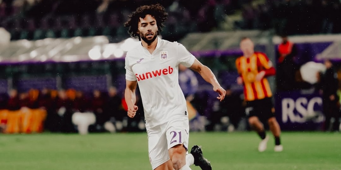 César Huerta en un partido con el Anderlecht en Europa
