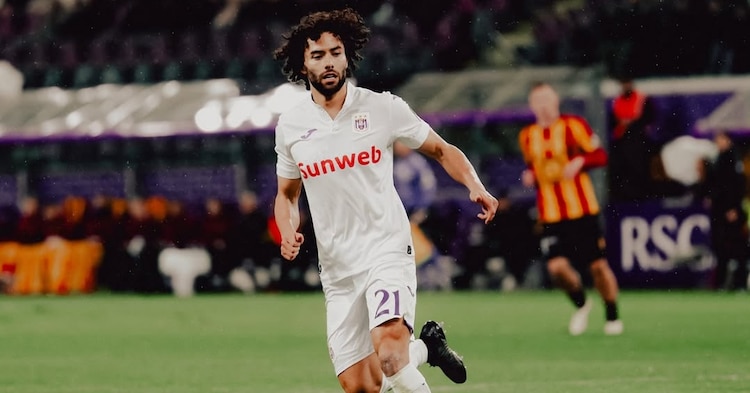 César Huerta en un partido con el Anderlecht en Europa