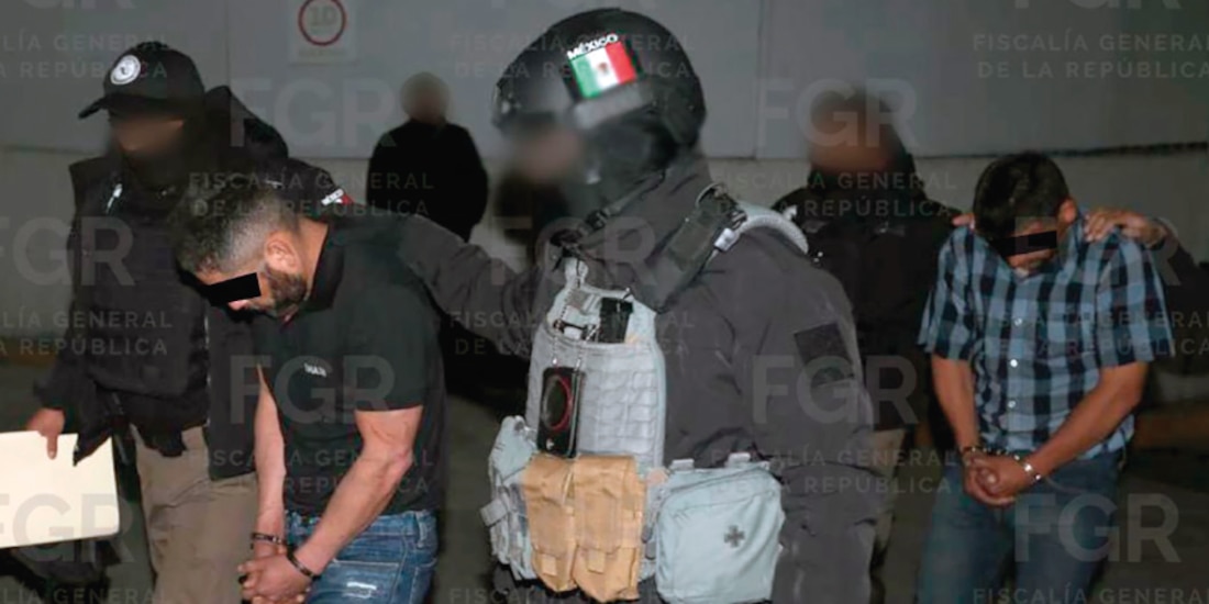 Personal de la FGR custodia a Andrés “N“ y Genaro “N“, detenidos en el operativo de Tapalpa, Jalisco.