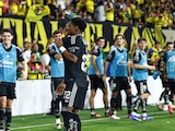 Óscar Perea celebra su primer gol como delantero del América.