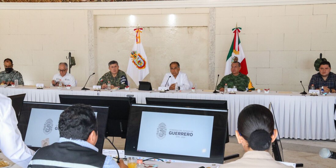 El gobernador de Guerrero (tercero de izq. a der.), en la reunión de ayer.
