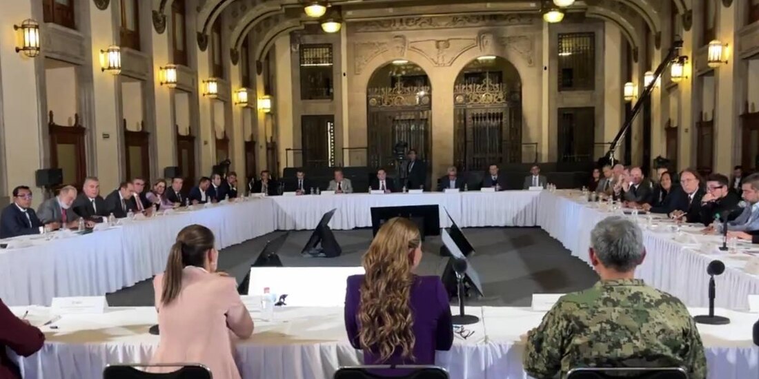 Claudia Sheinbaum se reúne con empresarios para abordar la reactivación de Acapulco.