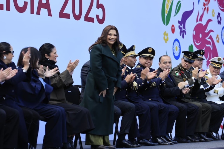 La Jefa de Gobierno, Clara Brugada, reconoce el valor de la policía capitalina en el Ángel de la Independencia.