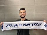Tecatito Corona en su llegada a la ciudad de Monterrey