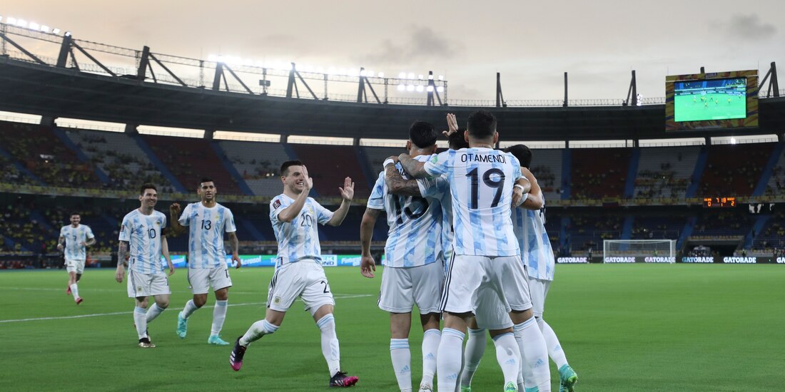 Jugadores de Argentina celebran una anotación