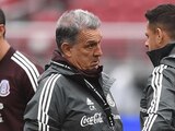 Gerardo Martino habla con el "Chicharito" en un entrenamiento del Tricolor.