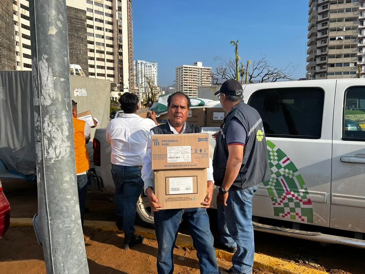 b. Medicamentos y alimentos no perecederos entregados a familias en necesidad, de SLP a Guerrero.