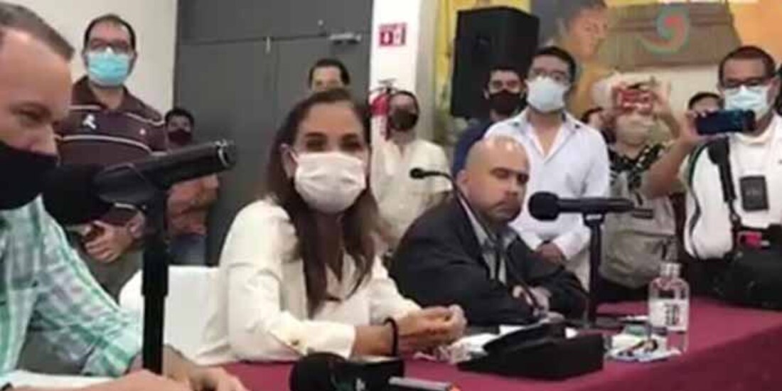 La alcaldesa Mara Lezama se reúne con periodistas en el Palacio Municipal.