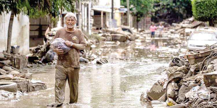 Habitante de Poza Rica, Veracruz, recorre las calles buscando ayuda tras el desbordamiento del río, el 15 de octubre.